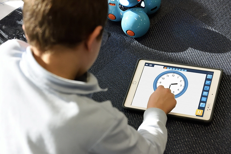 Foto de un niño aprendindo a leer la hora con la aplicación myBlee School