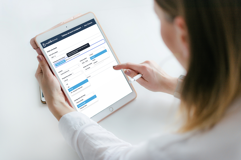 Photo d'une professeure remplissant les informations de sa classe sur le tableau de bord enseignant de myBlee School.