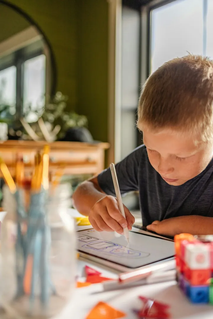 Foto de un alumno de primaria haciendo los deberes.